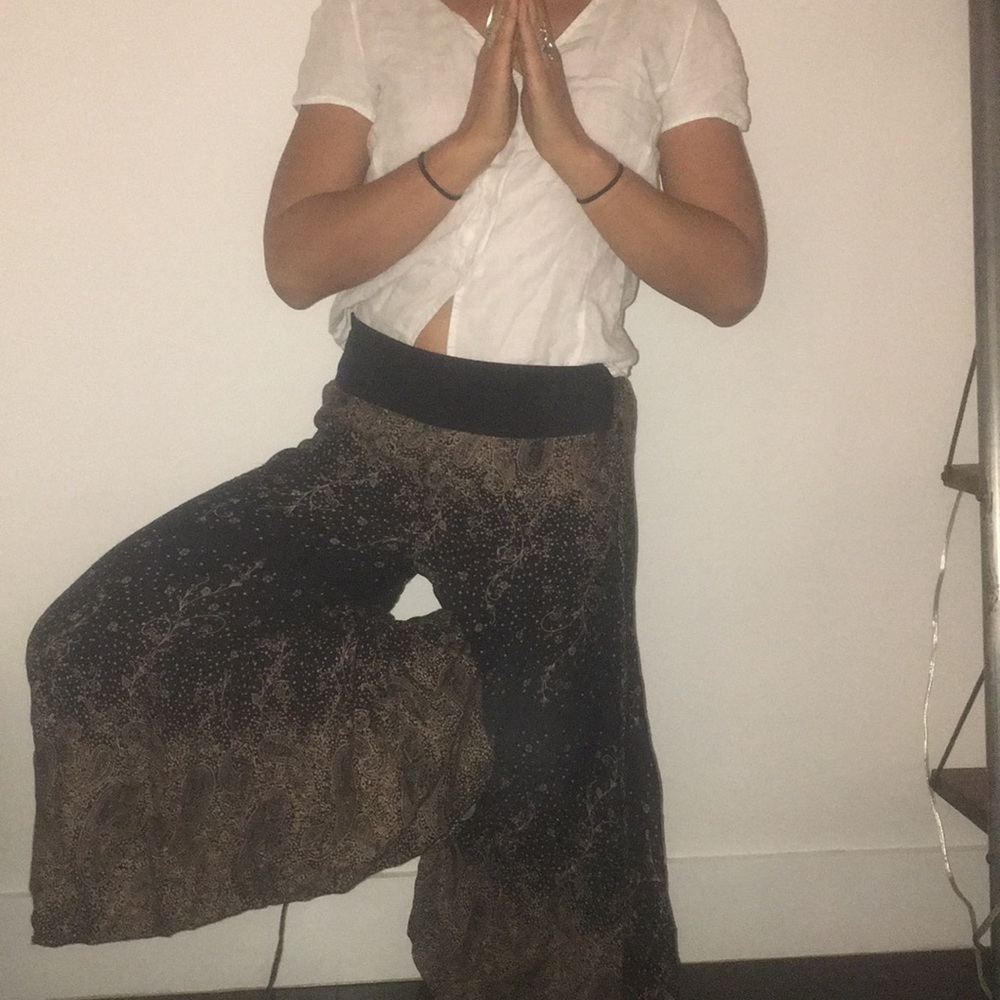 Black patterned yoga pants